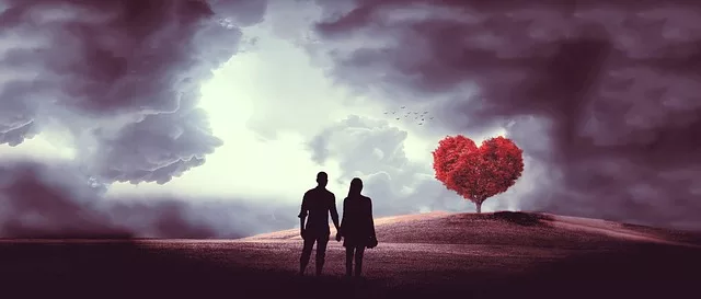 Verliebtes Paar vor einem Baum aus Herz