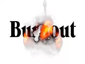 Schriftzug Burnout mit Feuer Graufstufen und Farbe